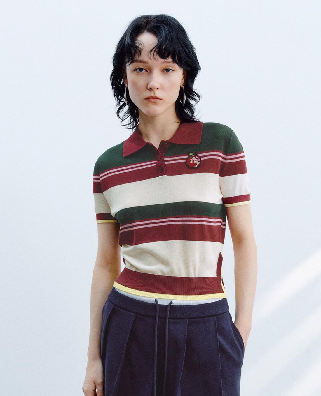 URBAN REVIVO - Áo polo nữ dệt kim cổ bẻ tay ngắn sọc ngang