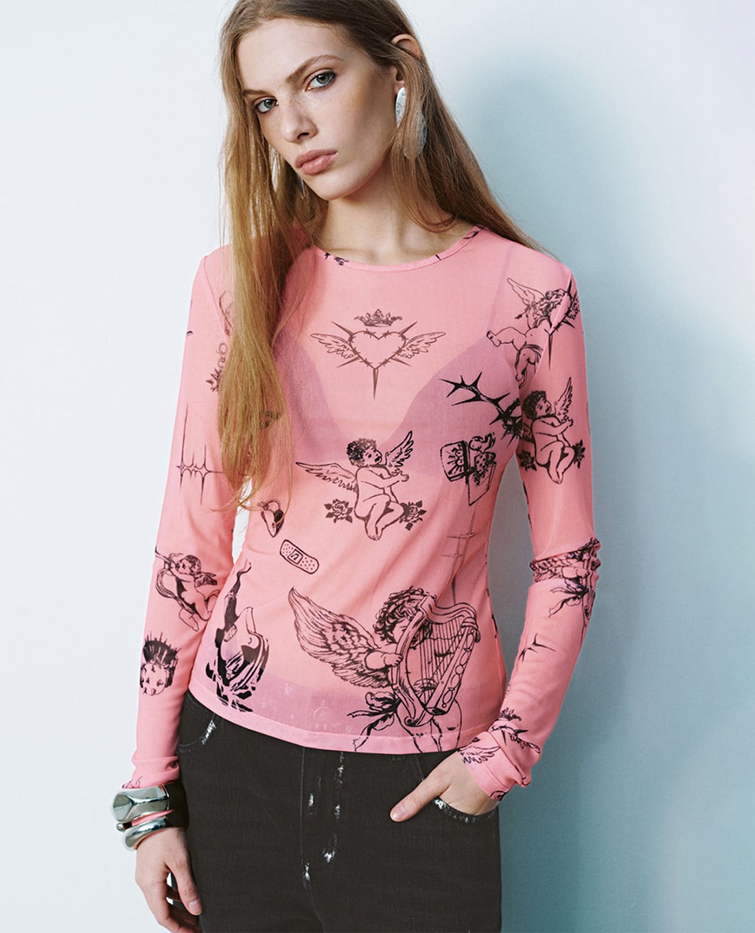 URBAN REVIVO - Áo thun nữ tay dài phom ôm in họa tiết