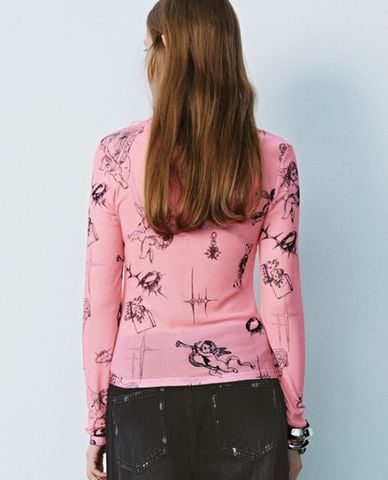  URBAN REVIVO - Áo thun nữ tay dài phom ôm in họa tiết 