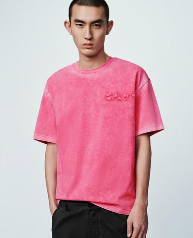  URBAN REVIVO - Áo thun nam cổ tròn tay ngắn phối chữ nổi 