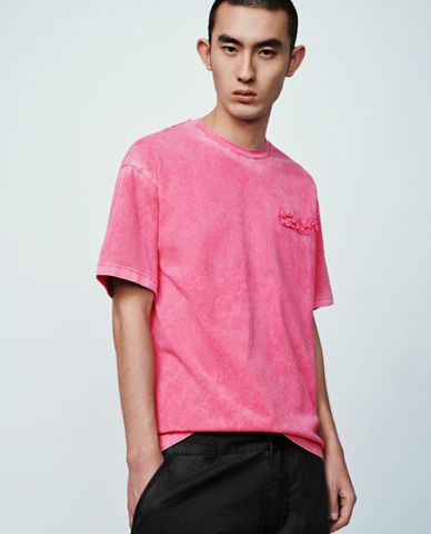  URBAN REVIVO - Áo thun nam cổ tròn tay ngắn phối chữ nổi 