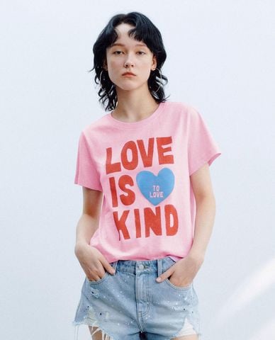  URBAN REVIVO - Áo thun nữ cổ tròn tay ngắn in họa tiết 