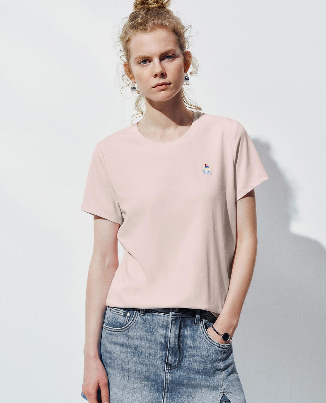 URBAN REVIVO - Áo thun nữ cổ tròn tay ngắn in họa tiết