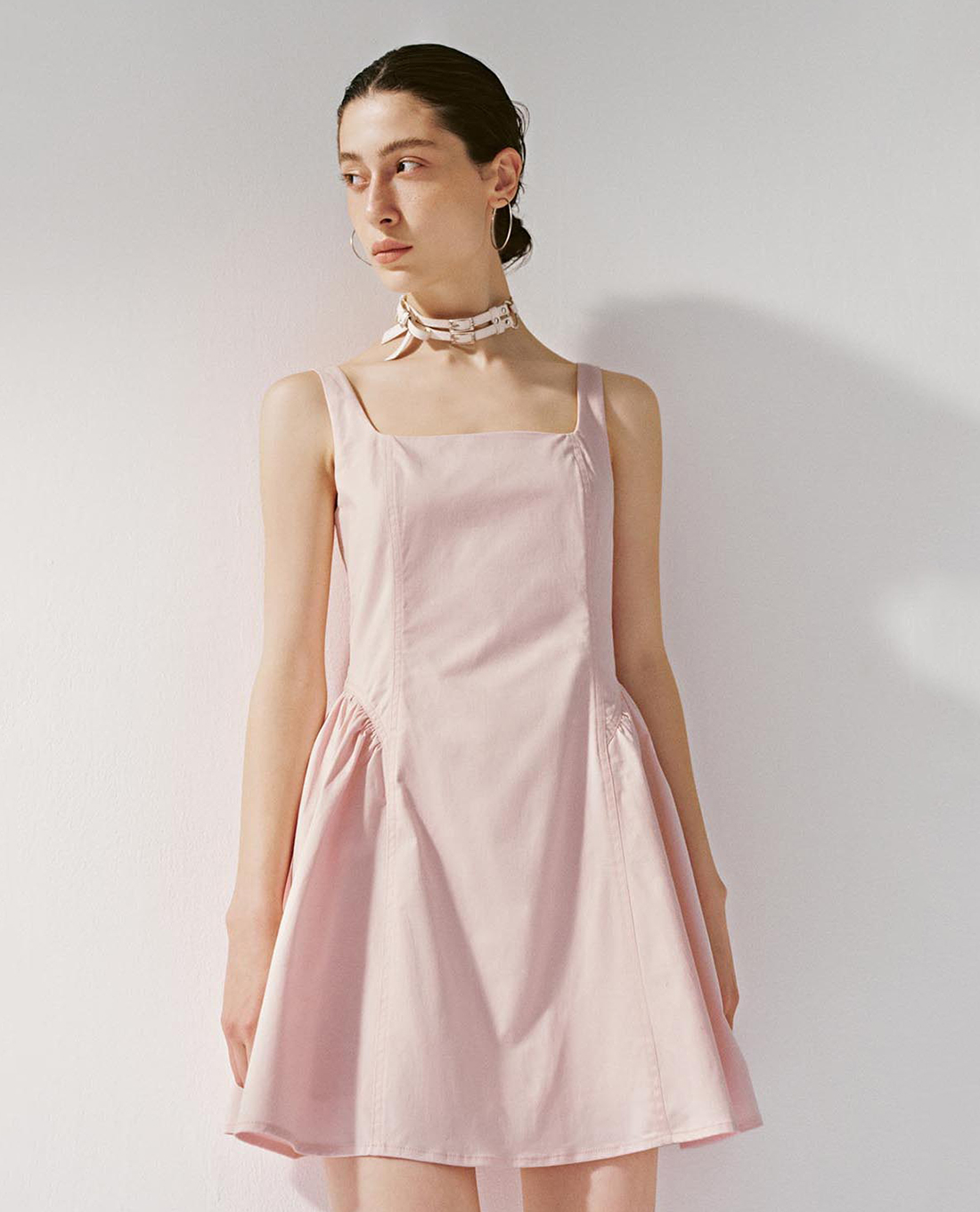 URBAN REVIVO - Đầm hai dây mini cổ vuông dáng xoè