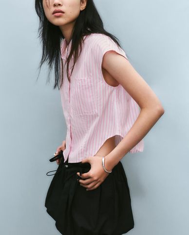 URBAN REVIVO - Áo sơ mi nữ tay ngắn kẻ sọc phom croptop 