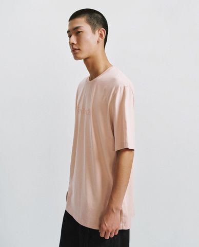  URBAN REVIVO - Áo thun nam cổ tròn tay ngắn in chữ 