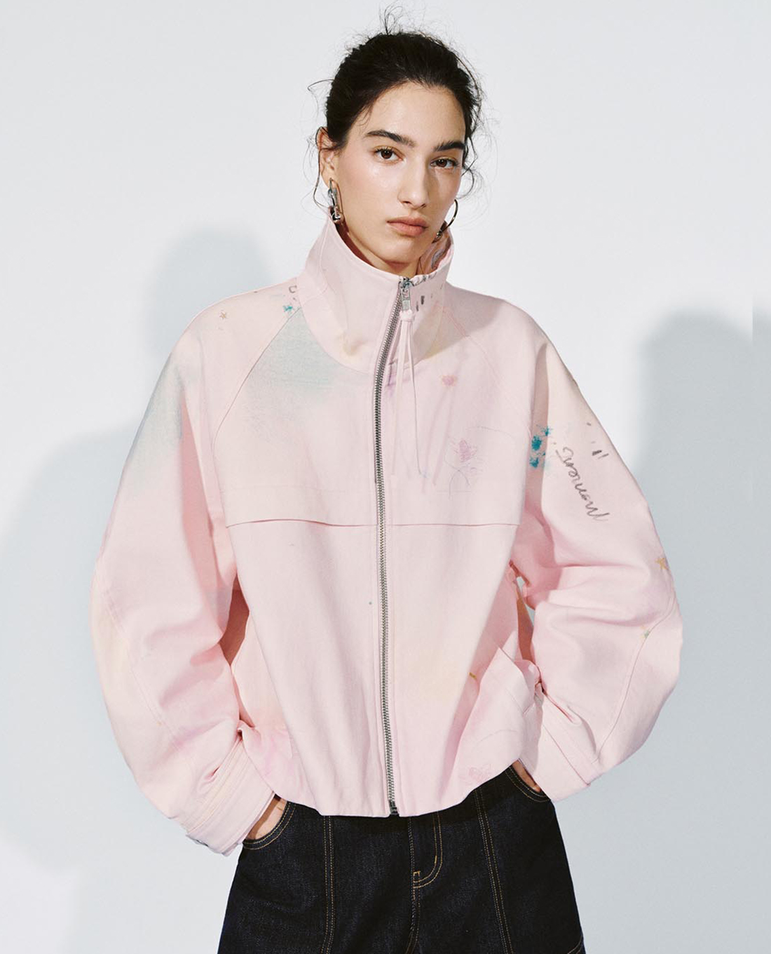 URBAN REVIVO - Áo khoác bomber nữ cổ cao in họa tiết