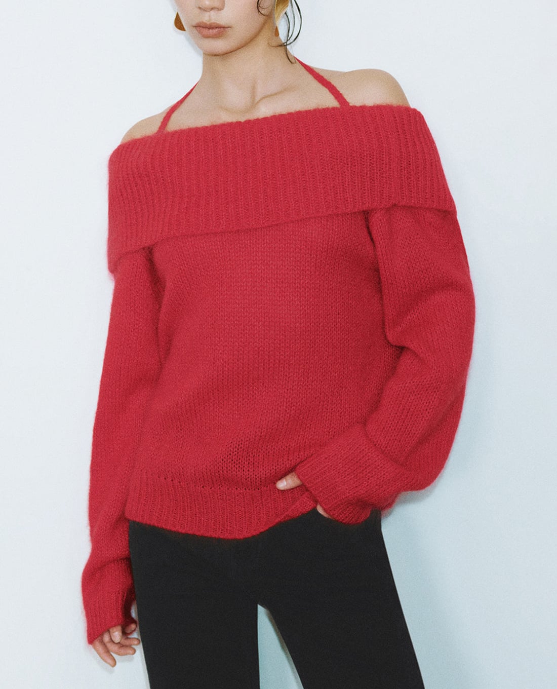 URBAN REVIVO - Áo dệt kim nữ trễ vai tay dài phom rộng