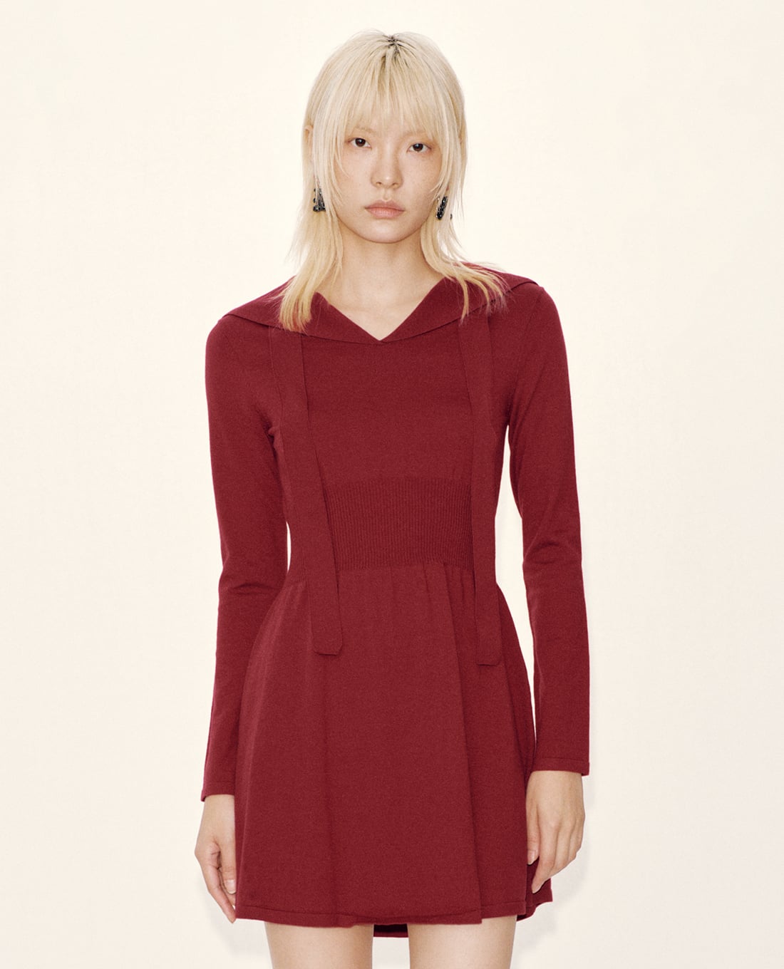 URBAN REVIVO - Đầm dệt kim mini cổ V tay dài thanh lịch