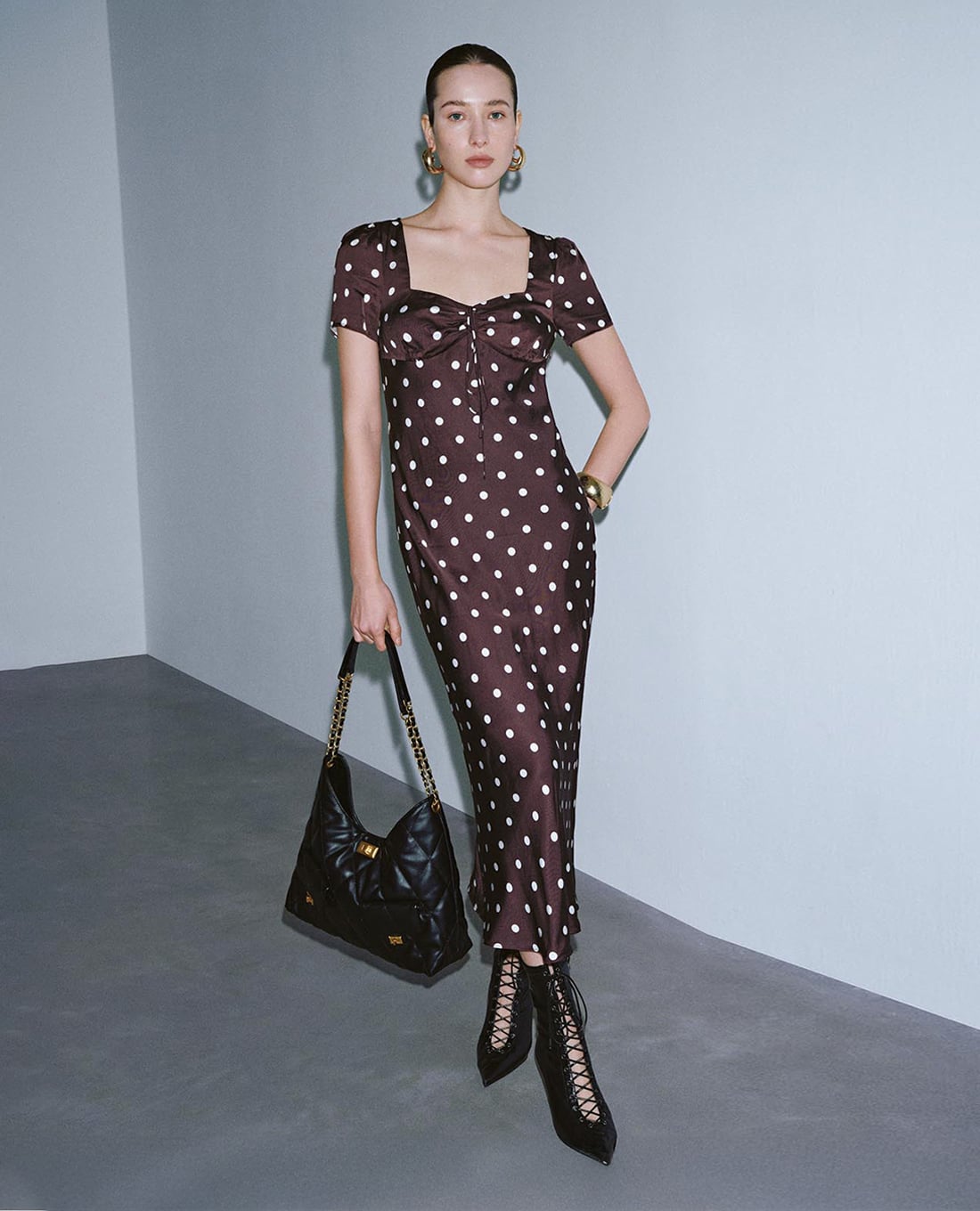 URBAN REVIVO - Đầm midi cổ vuông họa tiết chấm bi