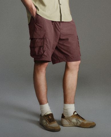  URBAN REVIVO - Quần short nam ống rộng phối túi 
