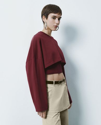  URBAN REVIVO - Áo croptop nữ cổ tròn tay dài phom rộng 