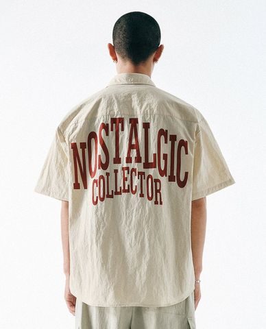  URBAN REVIVO - Áo sơ mi nam tay ngắn in chữ 