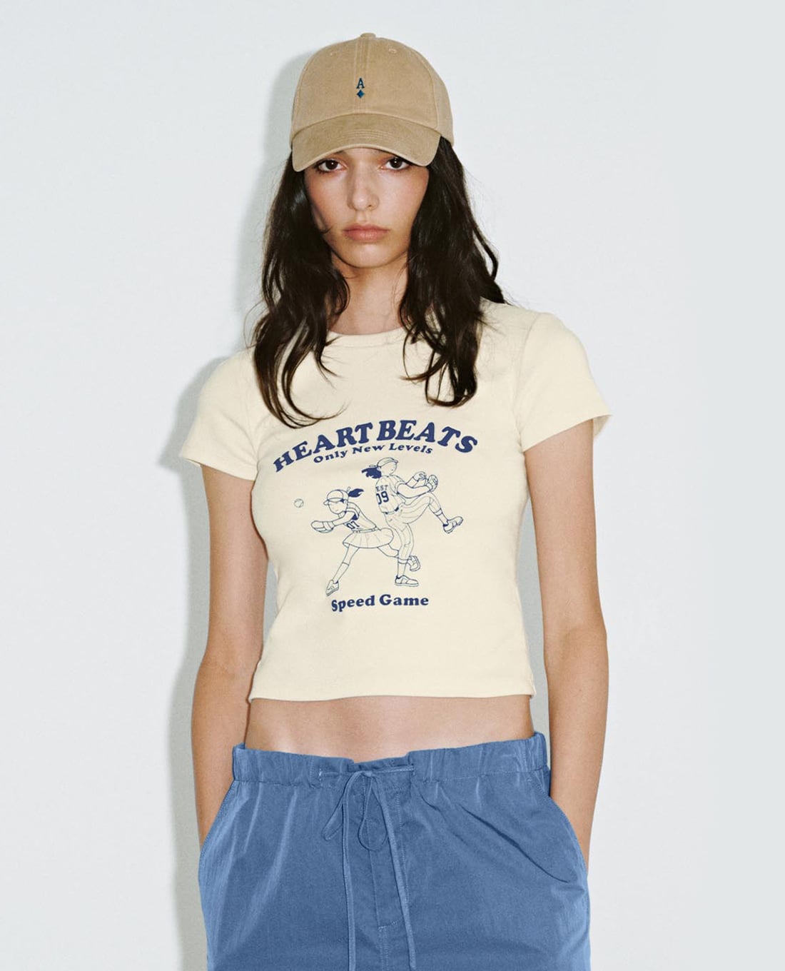 URBAN REVIVO - Áo thun nữ cổ tròn tay ngắn in chữ