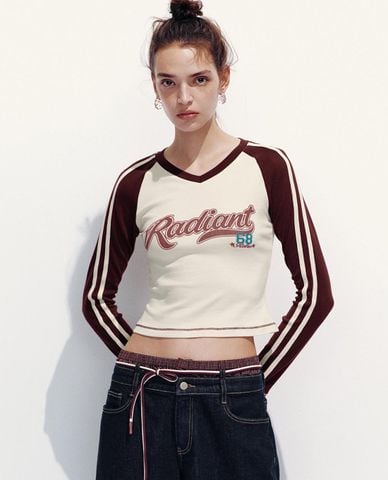  URBAN REVIVO - Áo thun nữ cổ V tay dài phối họa tiết 