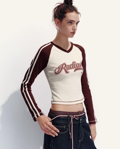  URBAN REVIVO - Áo thun nữ cổ V tay dài phối họa tiết 