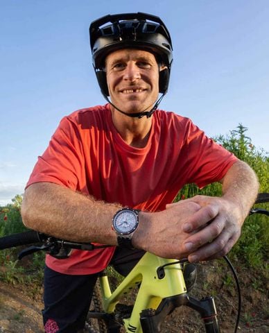  SWATCH - Đồng hồ nam The Pilgrim Tread On It 47mm 