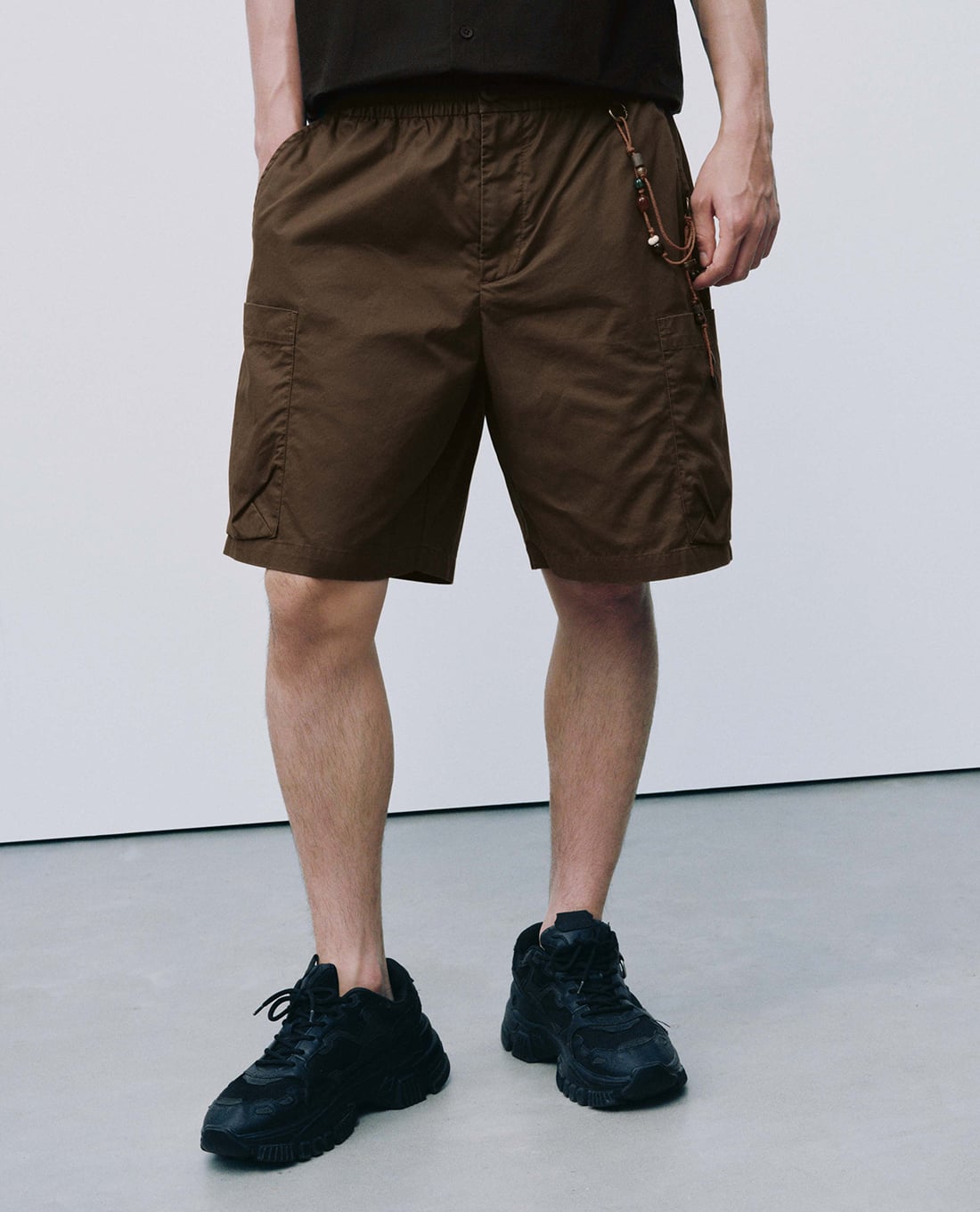 URBAN REVIVO - Quần short nam ngang gối đính phụ kiện