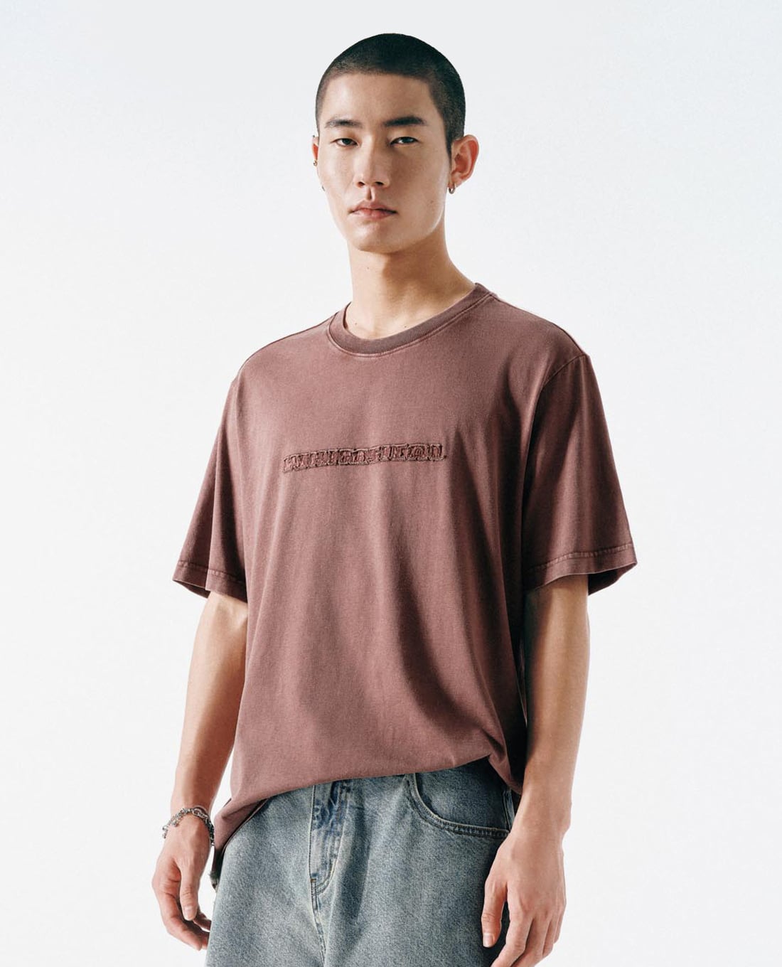 URBAN REVIVO - Áo thun nam cổ tròn tay ngắn thêu họa tiết