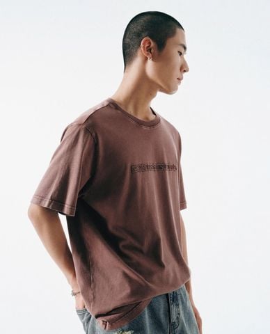  URBAN REVIVO - Áo thun nam cổ tròn tay ngắn thêu họa tiết 