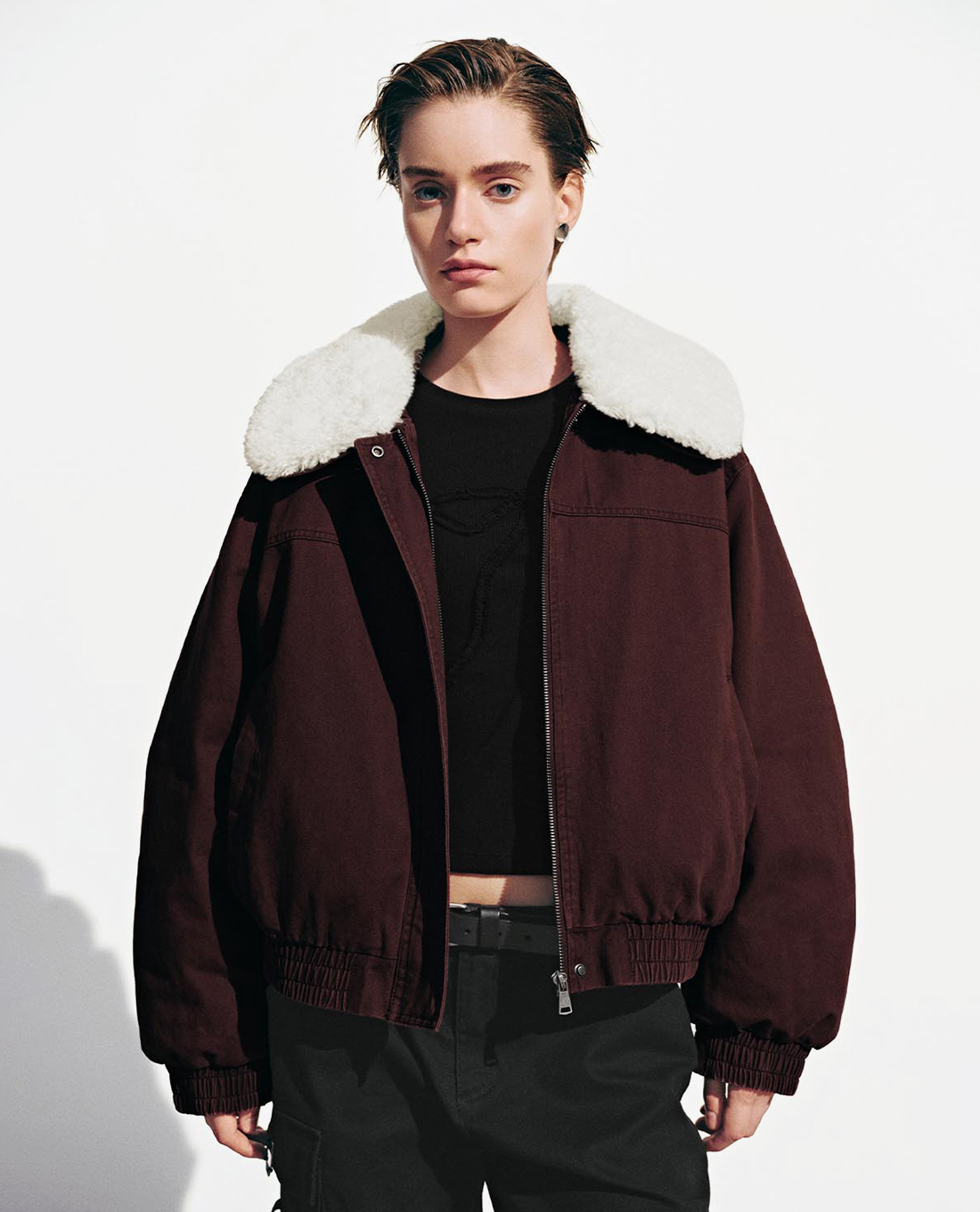 URBAN REVIVO - Áo khoác bomber nữ cổ lông dáng ngắn