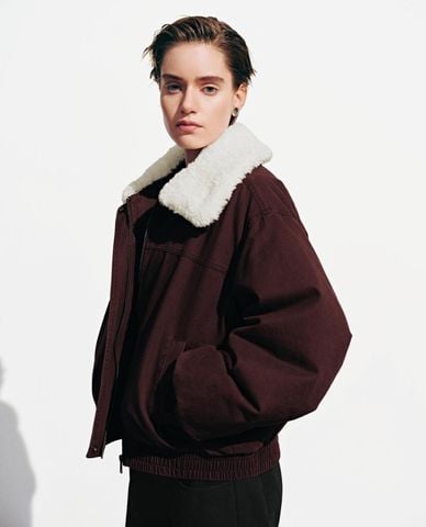  URBAN REVIVO - Áo khoác bomber nữ cổ lông dáng ngắn 