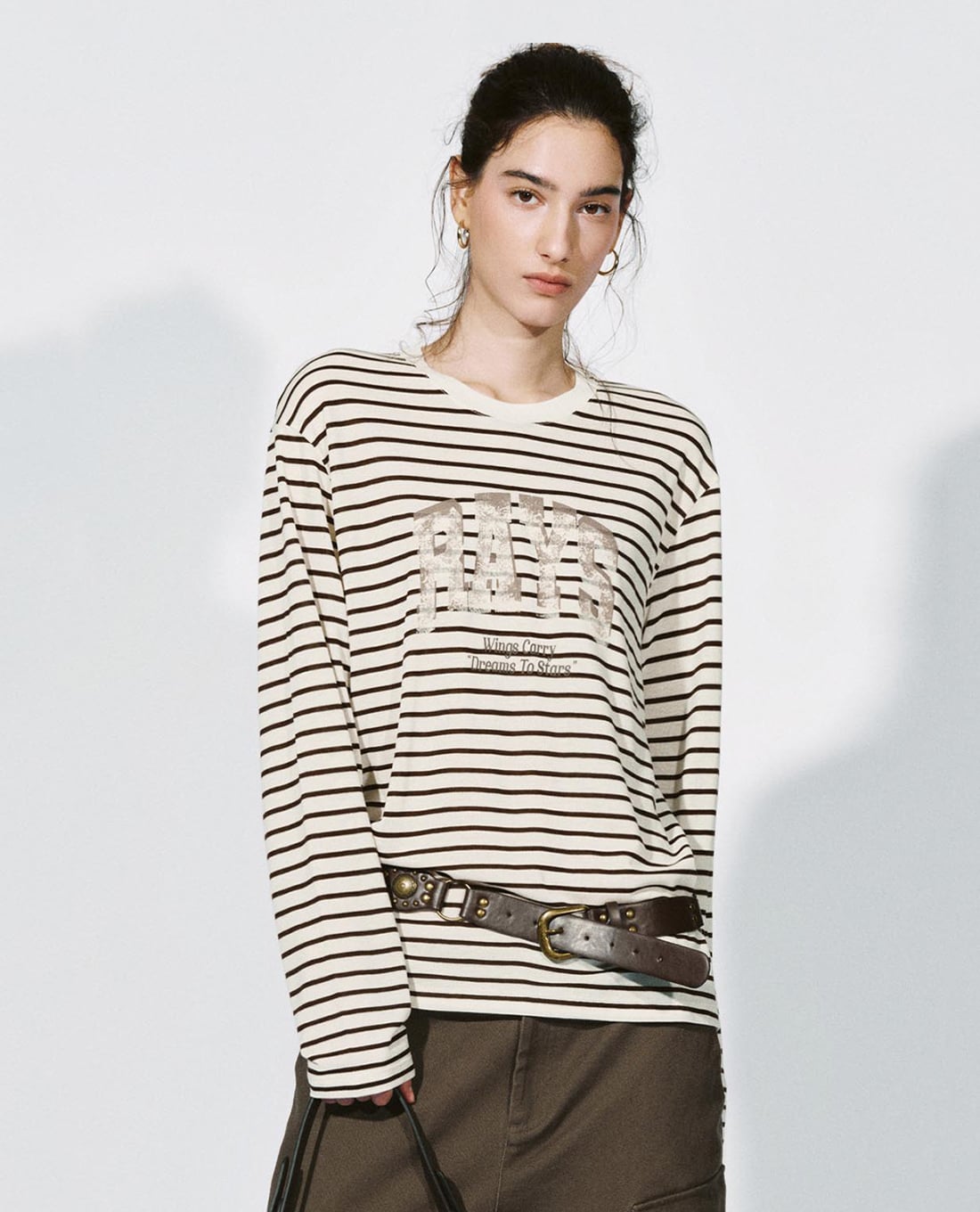 URBAN REVIVO - Áo thun nữ cổ tròn tay dài in họa tiết