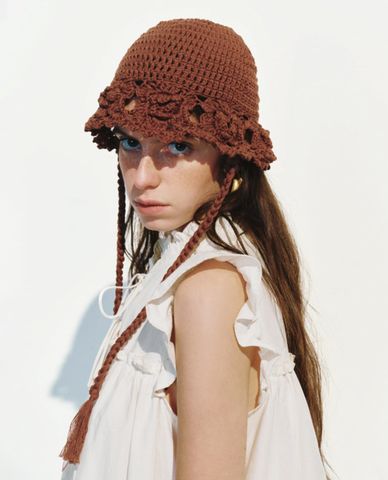  URBAN REVIVO - Nón len nữ họa tiết hoa kèm dây buộc 