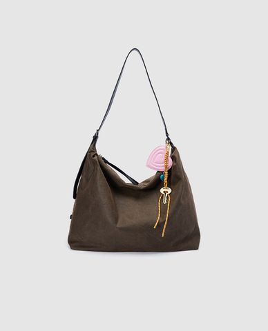  URBAN REVIVO - Túi đeo chéo nữ hình thang phối charm 