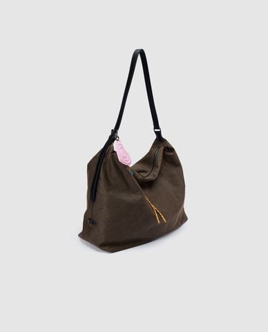  URBAN REVIVO - Túi đeo chéo nữ hình thang phối charm 