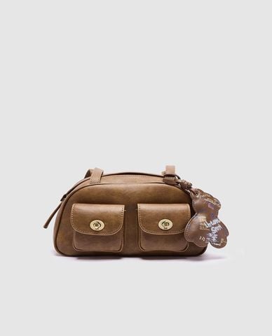  URBAN REVIVO - Túi đeo vai nữ hình thang phối charm 