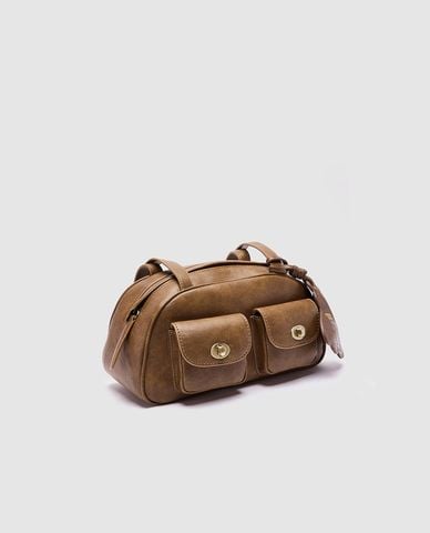  URBAN REVIVO - Túi đeo vai nữ hình thang phối charm 