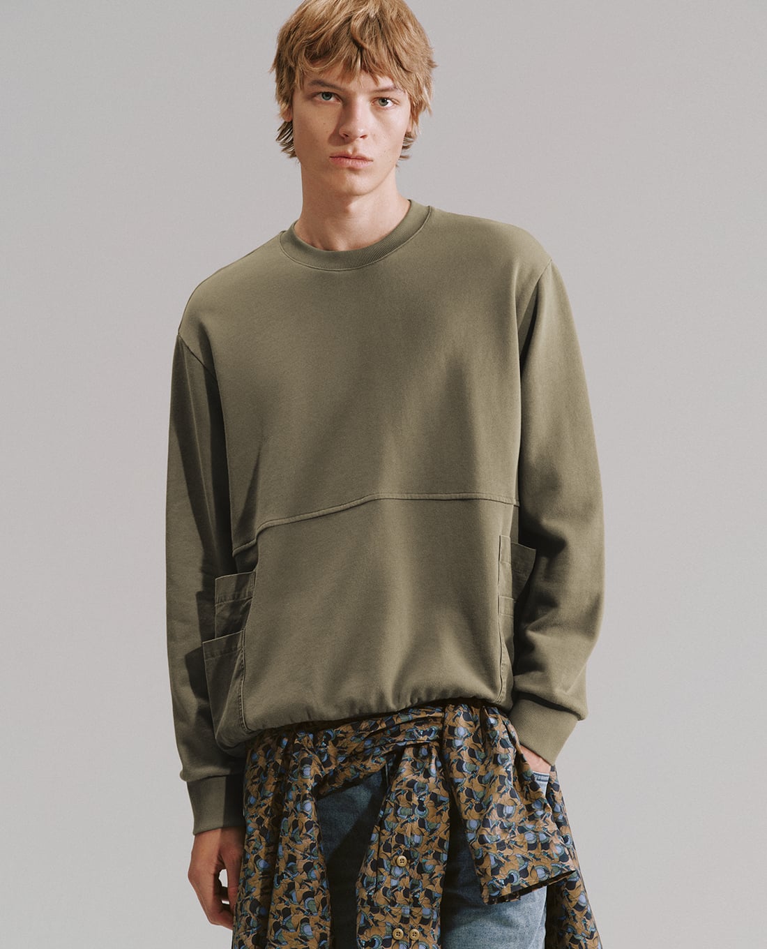 URBAN REVIVO - Áo sweatshirt nam cổ tròn tay dài phối túi