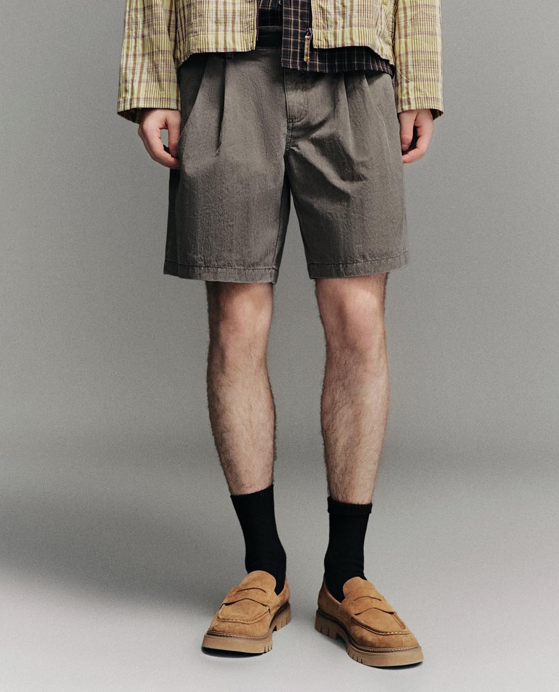 URBAN REVIVO - Quần short nam ngang gối phối đai