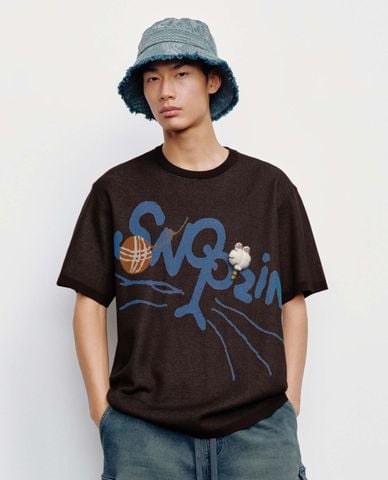  URBAN REVIVO - Áo dệt kim nam cổ tròn tay ngắn in hình 