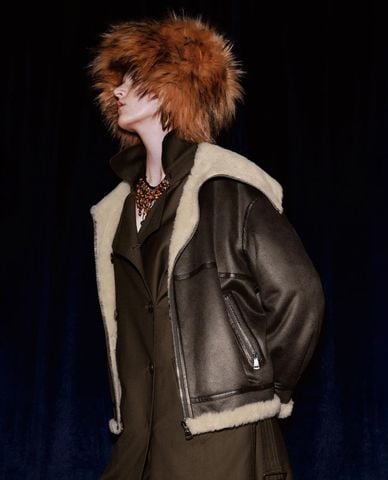  URBAN REVIVO - Áo khoác da nữ cổ bẻ tay dài phối lông 