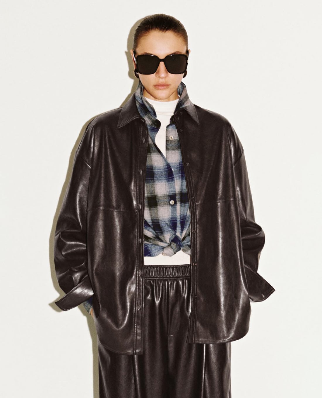 URBAN REVIVO - Áo khoác sơ mi nữ tay dài da bóng