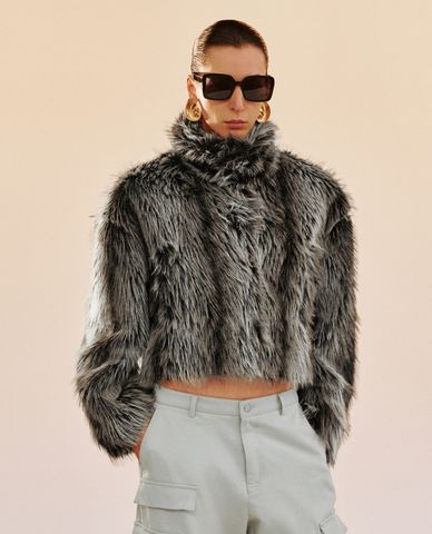  URBAN REVIVO - Áo khoác lông nữ cổ cao phom croptop 