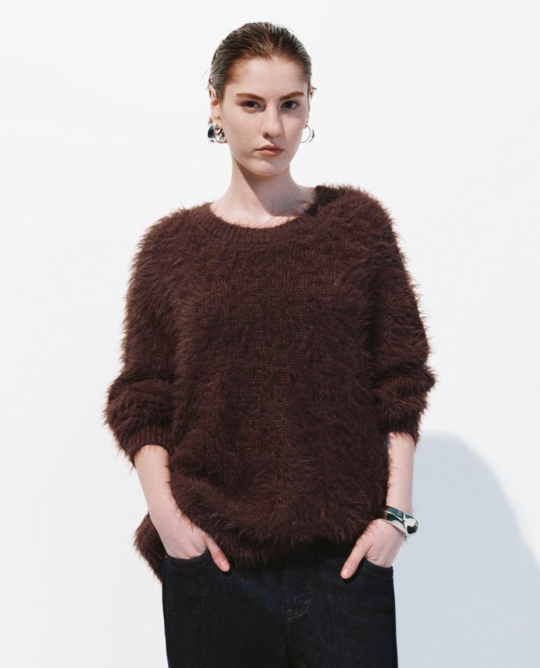 URBAN REVIVO - Áo dệt kim nữ cổ tròn tay dài lông xù