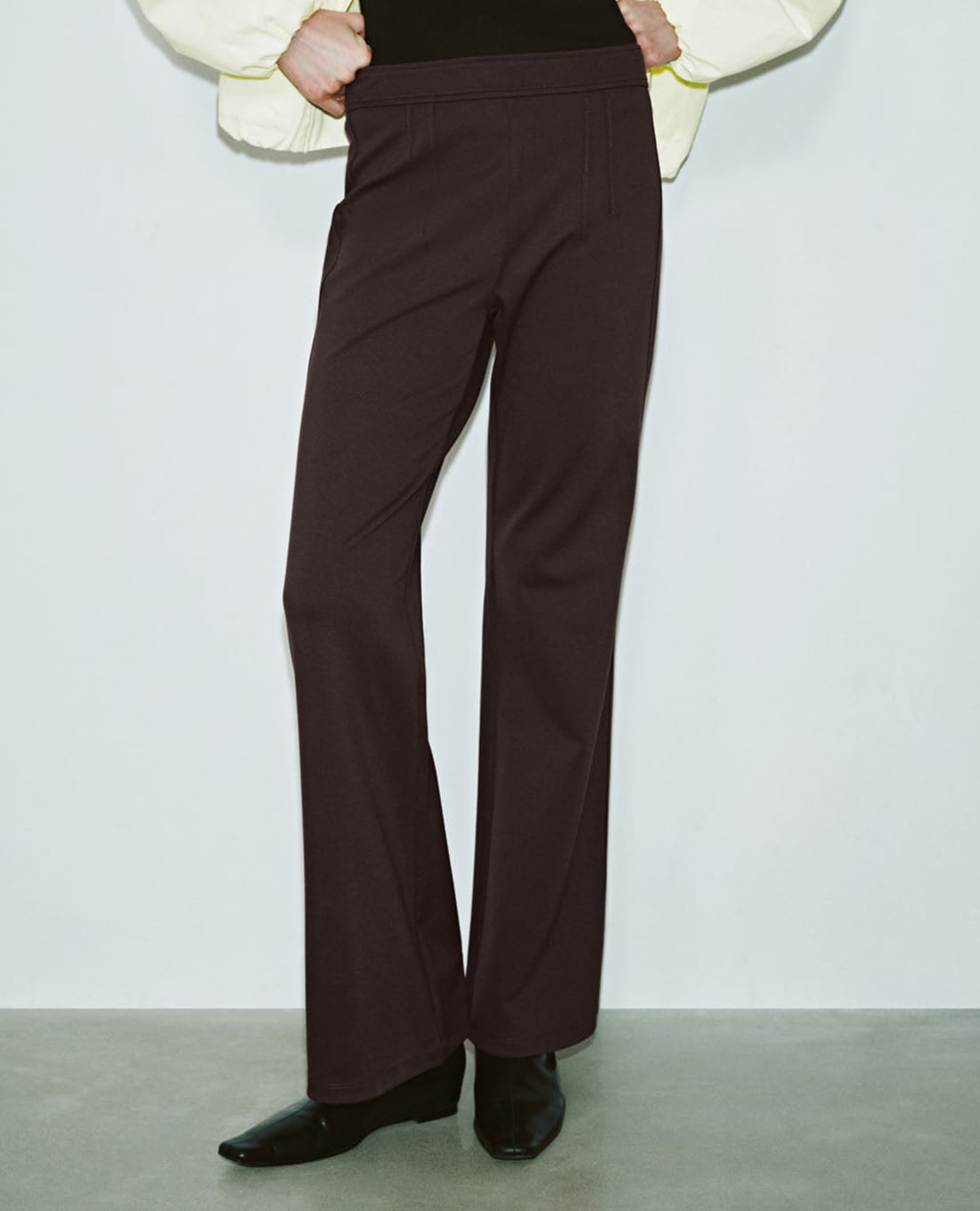 URBAN REVIVO - Quần nữ ống loe lưng cao thanh lịch