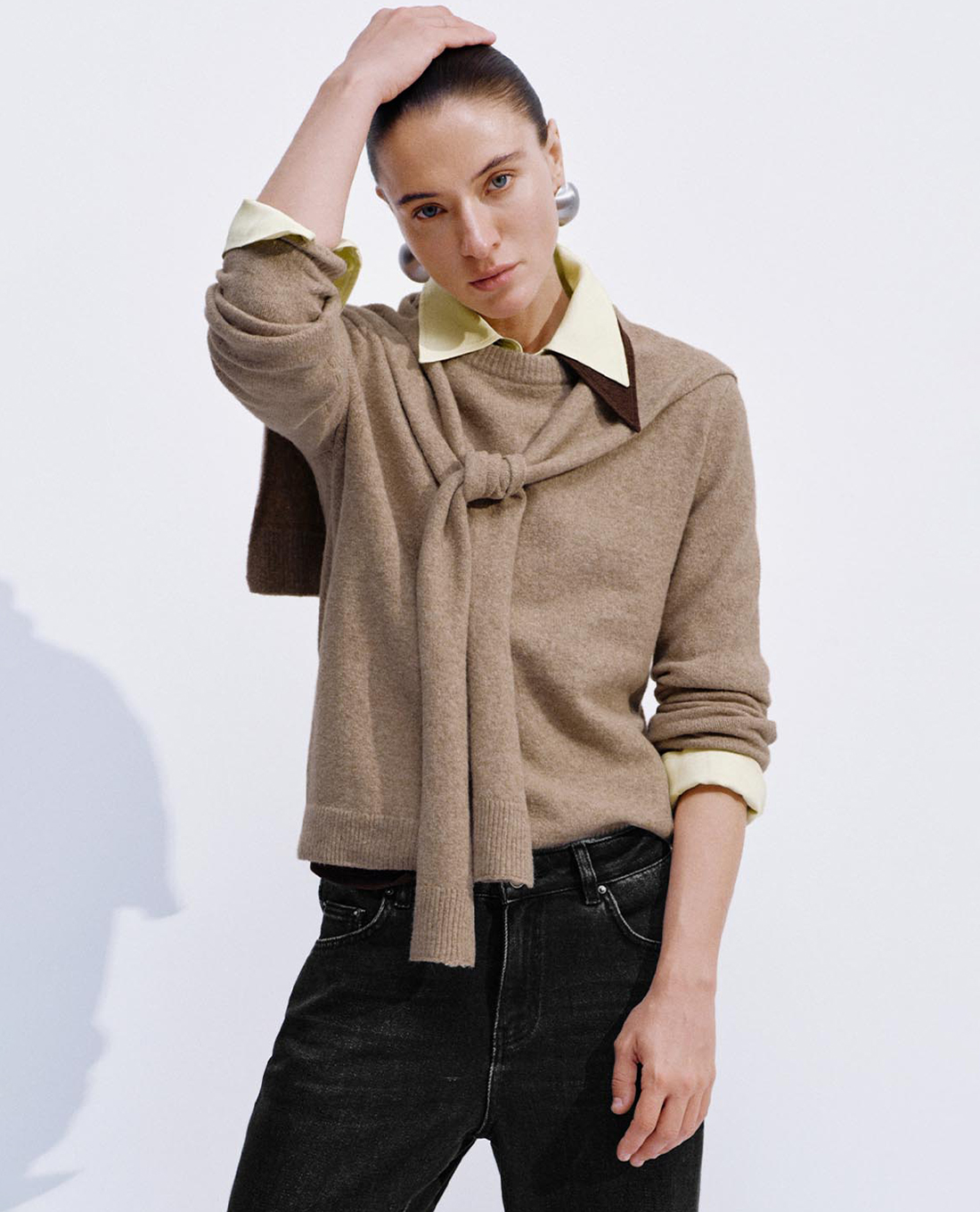 URBAN REVIVO - Áo dệt kim nữ cổ tròn tay dài thắt khăn