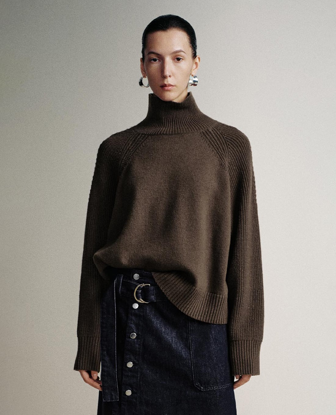 URBAN REVIVO - Áo dệt kim nữ cổ lọ tay dài phom rộng