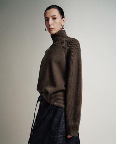  URBAN REVIVO - Áo dệt kim nữ cổ lọ tay dài phom rộng 