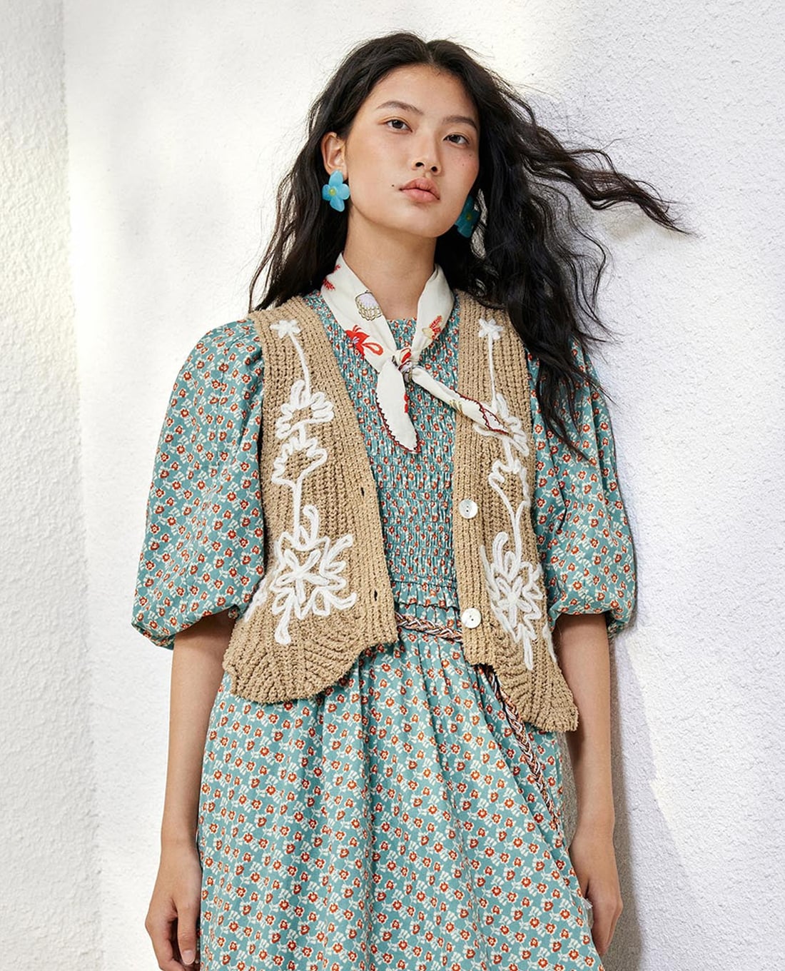 URBAN REVIVO - Áo khoác gilet nữ dệt kim thêu hoa