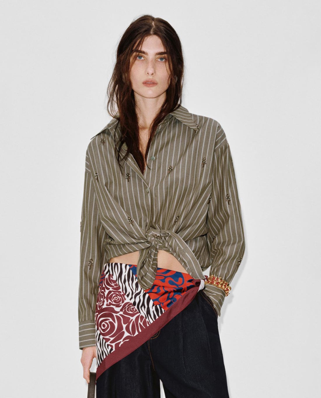 URBAN REVIVO - Áo sơ mi nữ cổ bẻ tay dài kẻ sọc đính hạt