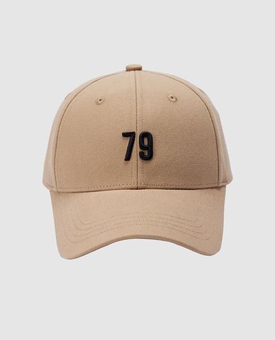  URBAN REVIVO - Nón bóng chày nam thêu số năng động 