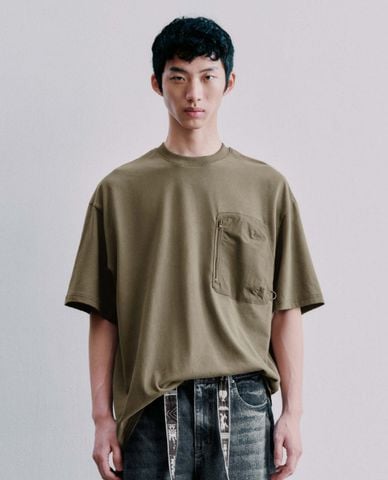  URBAN REVIVO - Áo thun nam cổ tròn tay ngắn túi hộp 