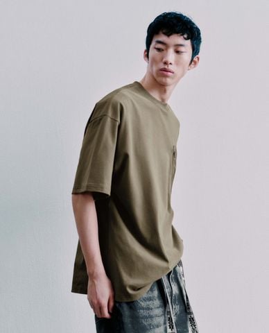  URBAN REVIVO - Áo thun nam cổ tròn tay ngắn túi hộp 