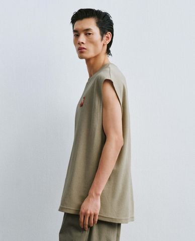  URBAN REVIVO - Áo sát nách nam cổ tròn thêu hình 