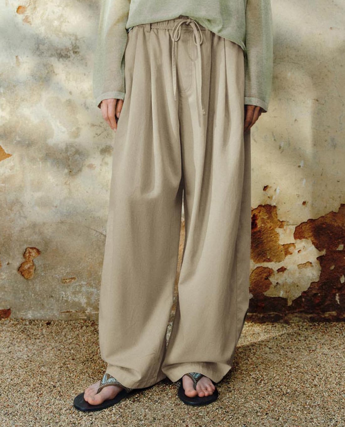 URBAN REVIVO - Quần nữ ống rộng lưng thun phối dây rút